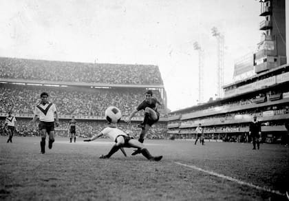 Rojitas le marca un gol a Vélez en un 1-0 de Boca en 1967