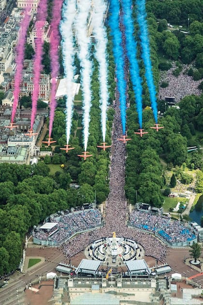 Rojo, blanco y azul, los colores de la bandera de Reino Unido que dejaron en el cielo de Buckingham los vuelos de los aviones militares durante la celebración.