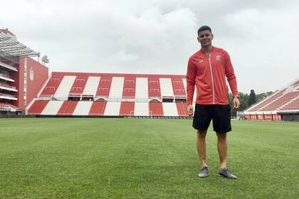 Rojo, en el flamante estadio Uno; el defensor apenas completó un encuentro en su vuelta al fútbol argentino
