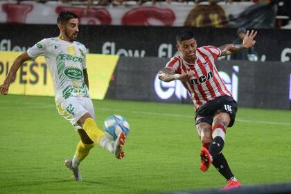 Rojo frente a Defensa y Justicia, en el único partido que jugó en el segundo ciclo: un desgarro en el bíceps femoral de la pierna izquierda y la suspensión del fútbol por la pandemia mundial de Covid-19 no le dieron espacio para revertir el escenario