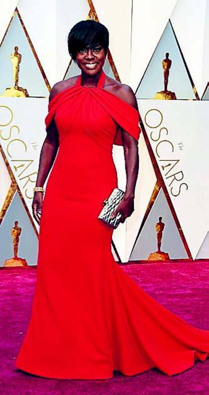Rojo ganador: Viola Davis, 
en un vestido de Armani