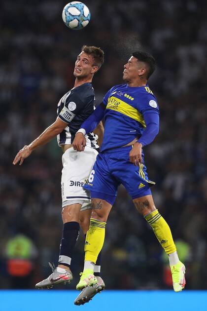 Rojo luchando con Juan Cruz Komar, en la final de la Copa Argentina ante Talleres