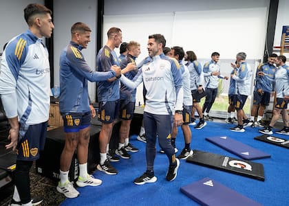 Rojo saluda a Gago el día de la presentación del director técnico; fueron compañeros en el seleccionado argentino