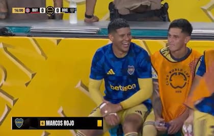 Rojo, sonriente en el banco de Boca, tras recibir la amarilla por protestar