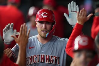 Rojos ganan su primer juego de visita, 5-3 a Rangers, con tres jonrones, el último en el noveno