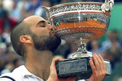 Roland Garros 1999: acaso el trofeo que más valora Agassi, que llegó en su etapa de madurez y quizás cuando menos lo esperaba 