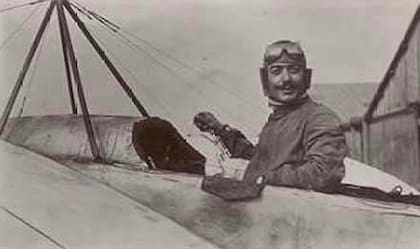 Roland Garros , antes de despegar hacia Túnez, en su Moranne-Saulnier