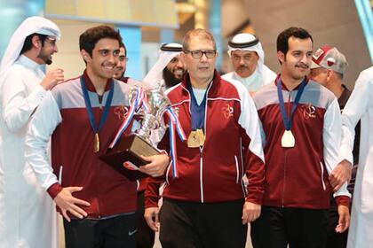Pedro Merani, coach argentino de bowling en Qatar, es una pieza clave, por su conocimiento zen y de neurociencias, en el crecimiento de Podoroska.