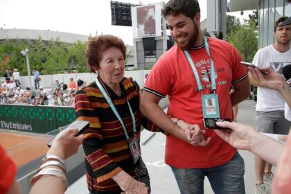 La abuela y el hermano de Trungelliti, estrellas entrevistadas por la prensa internacional en Roland Garros