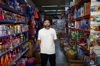 Rolando Arancibia, dueño de una distribuidora de juguetes, perdió todo el depósito del subsuelo y hasta más de un metro en la planta baja de su local