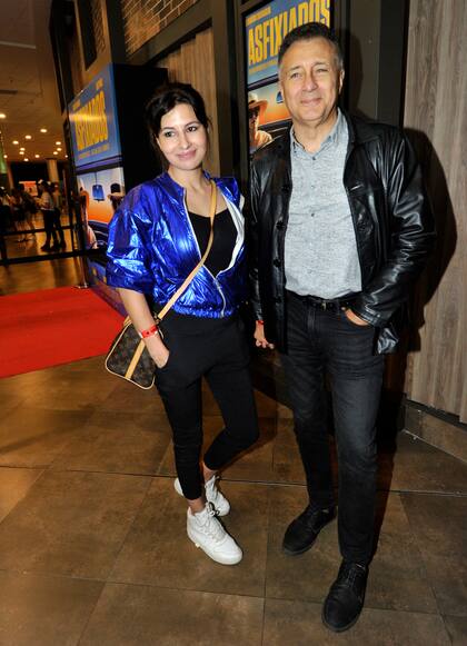 Rolando Graña, acompañado por su mujer, eligió un outfit informal de jean y camisa, con una campera de cuero que le sumó rock a su estilo