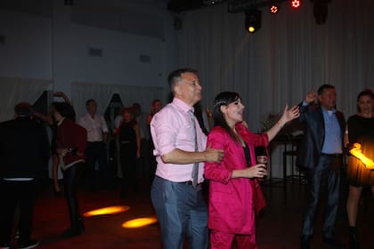 Rolando Graña y Giselle Krüger disfrutando del show de Los Charros