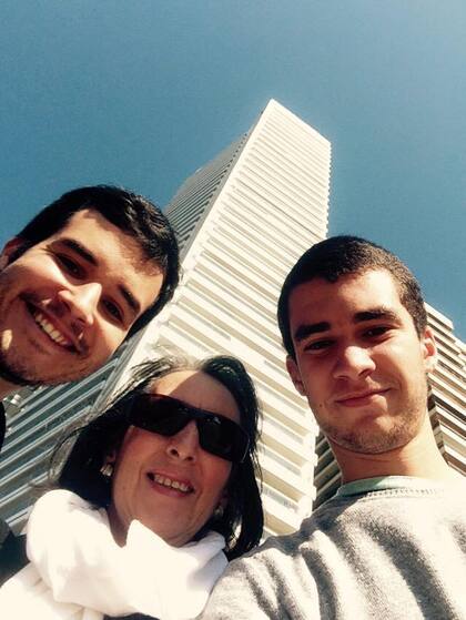 Rolando, junto a su madre y hermano.