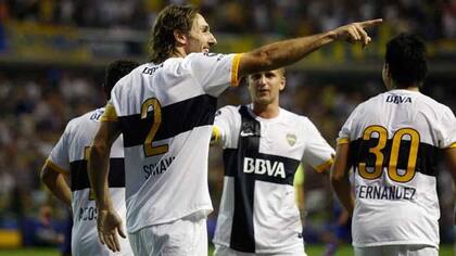 Rolando Schiavi festeja el tercer gol del clásico en 2012