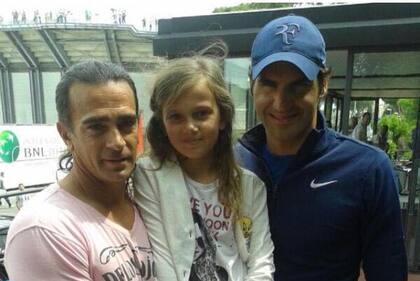 Guillermo Pérez Roldán y su hija menor, Chiara, con Roger Federer, durante el torneo de Roma de 2015.