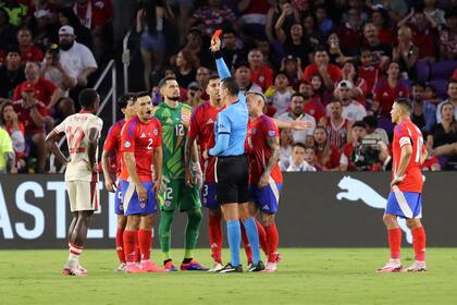 Roldán le muestra la tarjeta roja a Gabriel Suazo, una de las primeras acciones controvertidas del partido entre Chile y Canadá (Photo by Leonardo Fernandez / GETTY IMAGES NORTH AMERICA / Getty Images via AFP)