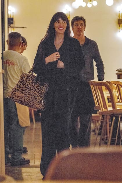 Role Model camina detrás de la actriz al salir del restaurant. El verdadero nombre del músico es Tucker Pillsbury