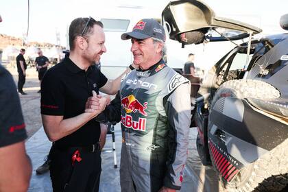 Rolf Michl de Audi junto al corredor Carlos Sainz





































































