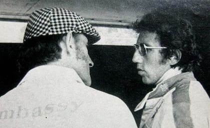 Rolf Stommelen hablando con Graham Hill, el dueño del eqiupo Embassy Hill