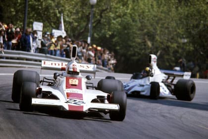Rolf Stommelen sobre el Embassy Hill en Montjuic 1975, la carrera que cambió su vida para siempre. Detrás, el brasileño José Carlos Pace