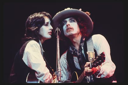 Joan Baez y Bob Dylan en Rolling Thunder Rewiew