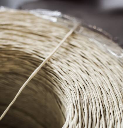 Rollo de hilo de papel para las bolsas sustentables.