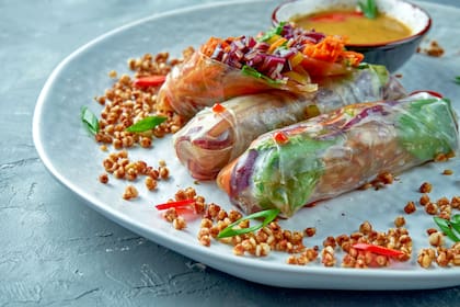 Rollos de akusai con ensalada.