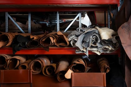 Rollos de cuero en distintos tonos y espesores esperan su turno en el taller, donde cada pieza se selecciona a mano antes de convertirse en una Big BKF.
