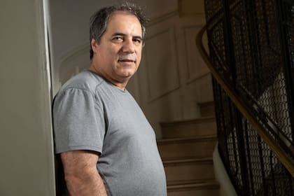 Rolo Villar no está en las redes sociales, no tiene ni celular ni telefono fijo; ¿cómo lo encuentran sus amigos? De día en Radio Mitre, por las noches en El corralón, el restaurante donde cena siempre