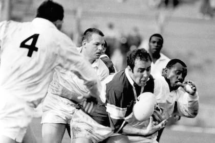 El segunda línea Rolo Etchegoyen se abre camino entre la defensa inglesa.