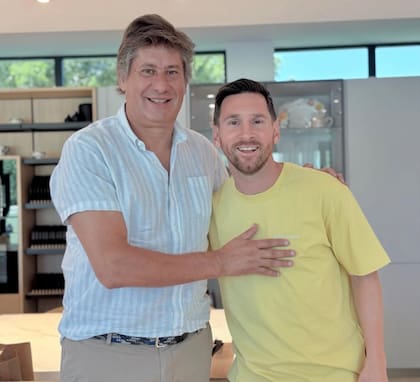 Roly Santacroce, intendente de Funes, junto a Lionel Messi