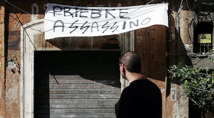 Roma apareció con algunas banderas contra la decisión que favorece a Priebke