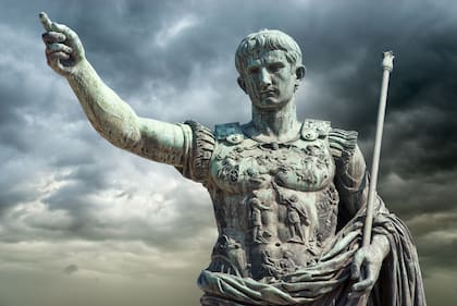 Roma, Italia. Estatua de bronce del emperador Augusto