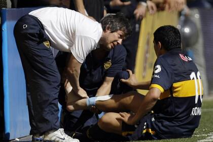 Román, atendido en el campo de juego en un partido de 2009