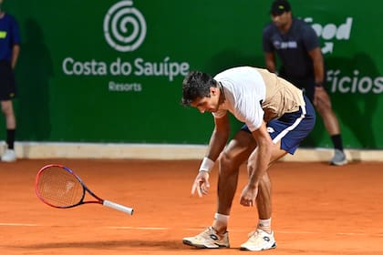 Román Burruchaga, el campeón del Challenger de Costa do Sauípe, se deja caer durante la celebración