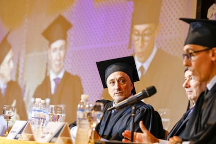 Román, con el rector de la UADE Ricardo Orosco y el periodista Hugo Alconada Mon, que pronunció una laudatio "desde el corazón" que recorrió la trayectoria del homenajeado