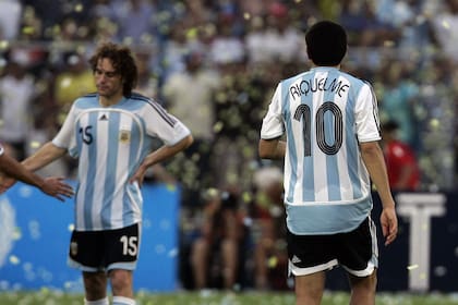 Román, de espalda, observa a Milito