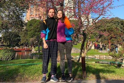 Roman (izquierda) junto a su novia Margarita, durante un paseo en el Jardín Japonés: "Este es nuestro hogar también en los papeles"