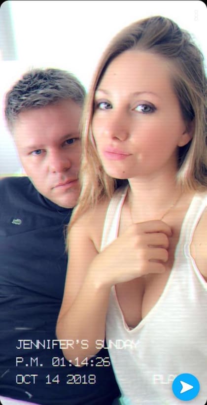 Román junto a Jenninfer, su pareja, con quien vive en Miami