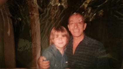 Román Martel abrazado al Negro Olmedo: supieron compartir veranos juntos en Mar del Plata