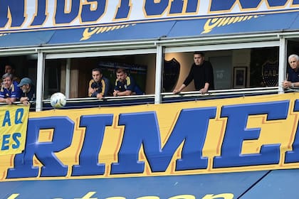 Román Riquelme en el palco, durante la derrota contra Racing; Pablo Ledesma y Mariano Herrón miran en un costado; el presidente debe decidir quién será el director técnico.