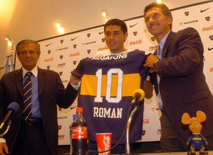 Román Riquelme, en su regreso desde Villarreal, fue presentado oficialmente por Mauricio Macri y Pedro Pompilio, en 2007; hoy el ex futbolista y el ex presidente de la Nación están muy enfrentados
