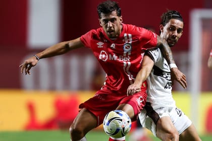 Román Riquelme le gana a Lencina la lucha por la pelota