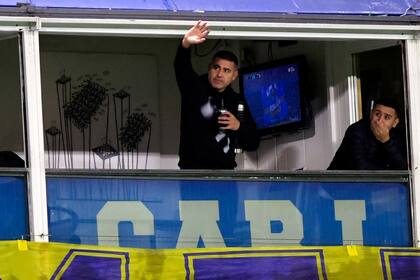 Román Riquelme saluda hacia las tribunas que dan a Casa Amarilla porque los hinchas le cantan por el cumpleaños número 44; antes del partido, el vicepresidente segundo hizo un mensaje por elevación a Salvio.