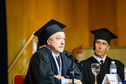 Román se refirió a los valores que definen al periodismo profesional de calidad: la "responsabilidad del lenguaje", el "valor de la conversación y la escucha", la "reivindicación de la duda frente a los discursos cerrados" y importancia de "la independencia y la honestidad intelectual"