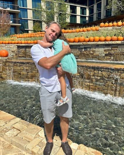 Roman Surovtsev junto a una de sus hijas, nacida en Estados Unidos