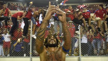 Román Torres selló la clasificación para Panamá y se sacó una selfie con el público