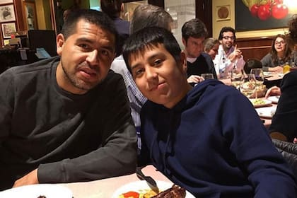Román y Agustín, su hijo, de vacaciones en España