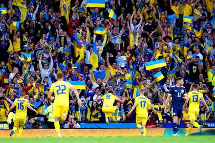 Roman Yaremchuk, en el centro de la escena, festeja el segundo gol de Ucrania