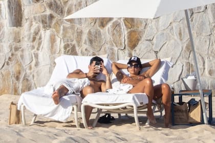 Romancae frente al mar: los actores blanquearon su relación a fines del 2025 y ya no se esconden de la prensa